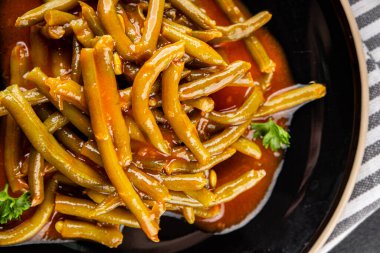 Yeşil fasulye sosu taze gurme yemek arka planı üzerinde rustik üst görünüm fotokopi uzay keto ve paleo diyet vejetaryen ve vejetaryen gıda