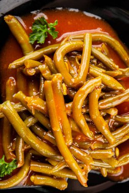 Yeşil fasulye sosu taze gurme yemek arka planı üzerinde rustik üst görünüm fotokopi uzay keto ve paleo diyet vejetaryen ve vejetaryen gıda