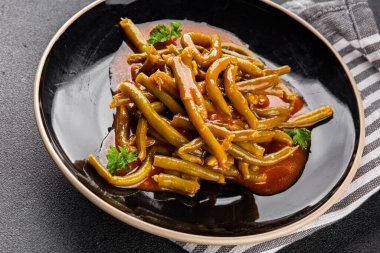 Yeşil fasulye sosu taze gurme yemek arka planı üzerinde rustik üst görünüm fotokopi uzay keto ve paleo diyet vejetaryen ve vejetaryen gıda