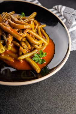 Yeşil fasulye sosu taze gurme yemek arka planı üzerinde rustik üst görünüm fotokopi uzay keto ve paleo diyet vejetaryen ve vejetaryen gıda