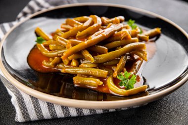 Yeşil fasulye sosu taze gurme yemek arka planı üzerinde rustik üst görünüm fotokopi uzay keto ve paleo diyet vejetaryen ve vejetaryen gıda