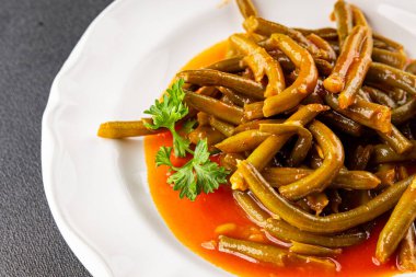 Yeşil fasulye sosu taze gurme yemek arka planı üzerinde rustik üst görünüm fotokopi uzay keto ve paleo diyet vejetaryen ve vejetaryen gıda