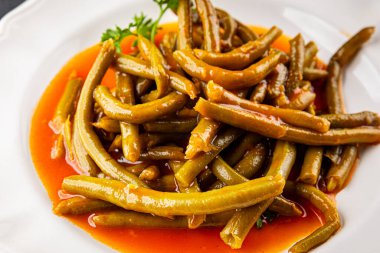 Yeşil fasulye sosu taze gurme yemek arka planı üzerinde rustik üst görünüm fotokopi uzay keto ve paleo diyet vejetaryen ve vejetaryen gıda