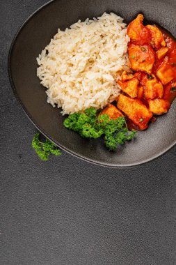 Tavuklu körili pilav tavuk tikka masala baharatlı et kasesi masaya taze lezzetli gurme yemek arka planı kırsal yemek üst görünüm fotokopi alanı