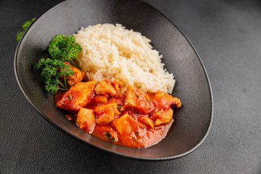 Tavuklu körili pilav tavuk tikka masala baharatlı et kasesi masaya taze lezzetli gurme yemek arka planı kırsal yemek üst görünüm fotokopi alanı