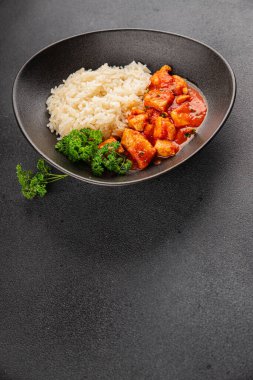 Tavuklu körili pilav tavuk tikka masala baharatlı et kasesi masaya taze lezzetli gurme yemek arka planı kırsal yemek üst görünüm fotokopi alanı