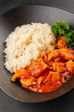 Tavuklu körili pilav tavuk tikka masala baharatlı et kasesi masaya taze lezzetli gurme yemek arka planı kırsal yemek üst görünüm fotokopi alanı