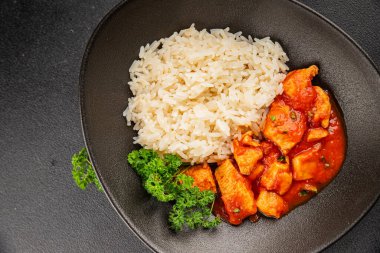 Tavuklu körili pilav tavuk tikka masala baharatlı et kasesi masaya taze lezzetli gurme yemek arka planı kırsal yemek üst görünüm fotokopi alanı