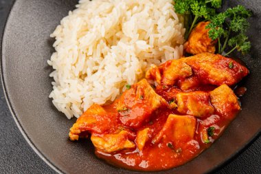 Tavuklu körili pilav tavuk tikka masala baharatlı et kasesi masaya taze lezzetli gurme yemek arka planı kırsal yemek üst görünüm fotokopi alanı