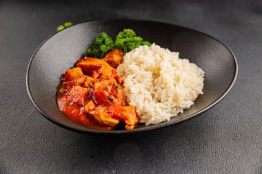 Tavuklu körili pilav tavuk tikka masala baharatlı et kasesi masaya taze lezzetli gurme yemek arka planı kırsal yemek üst görünüm fotokopi alanı