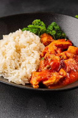 Tavuklu körili pilav tavuk tikka masala baharatlı et kasesi masaya taze lezzetli gurme yemek arka planı kırsal yemek üst görünüm fotokopi alanı