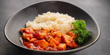 Tavuklu körili pilav tavuk tikka masala baharatlı et kasesi masaya taze lezzetli gurme yemek arka planı kırsal yemek üst görünüm fotokopi alanı