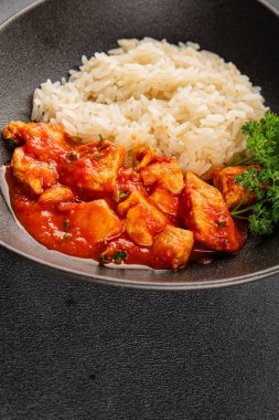 Tavuklu körili pilav tavuk tikka masala baharatlı et kasesi masaya taze lezzetli gurme yemek arka planı kırsal yemek üst görünüm fotokopi alanı