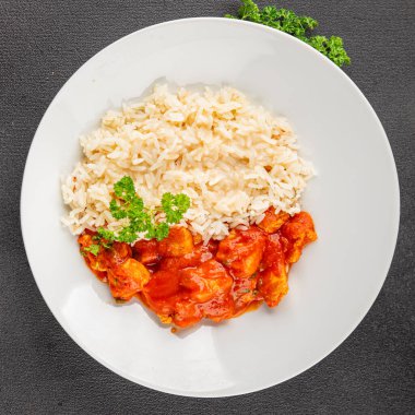 Tavuklu körili pilav tavuk tikka masala baharatlı et kasesi masaya taze lezzetli gurme yemek arka planı kırsal yemek üst görünüm fotokopi alanı