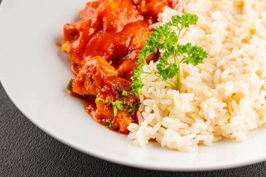 Tavuklu körili pilav tavuk tikka masala baharatlı et kasesi masaya taze lezzetli gurme yemek arka planı kırsal yemek üst görünüm fotokopi alanı