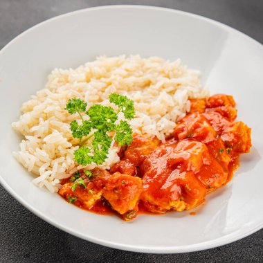 Tavuklu körili pilav tavuk tikka masala baharatlı et kasesi masaya taze lezzetli gurme yemek arka planı kırsal yemek üst görünüm fotokopi alanı