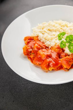 Tavuklu körili pilav tavuk tikka masala baharatlı et kasesi masaya taze lezzetli gurme yemek arka planı kırsal yemek üst görünüm fotokopi alanı