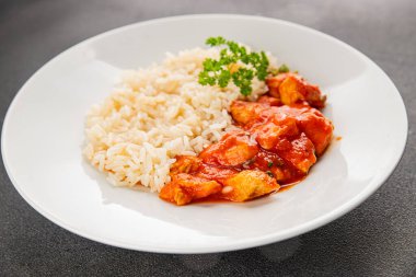 Tavuklu körili pilav tavuk tikka masala baharatlı et kasesi masaya taze lezzetli gurme yemek arka planı kırsal yemek üst görünüm fotokopi alanı