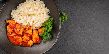 Tavuklu körili pilav tavuk tikka masala baharatlı et kasesi masaya taze lezzetli gurme yemek arka planı kırsal yemek üst görünüm fotokopi alanı