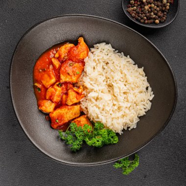 Tavuklu körili pilav tavuk tikka masala baharatlı et kasesi masaya taze lezzetli gurme yemek arka planı kırsal yemek üst görünüm fotokopi alanı