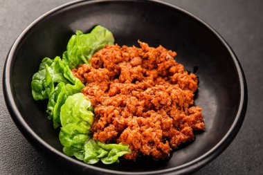 Ton balığı soslu balık konservesi taze lezzetli gurme yemek arkaplanı masanın üstünde rustik gıda fotokopi alanı keto ve paleo diyet vejetaryen diyeti.