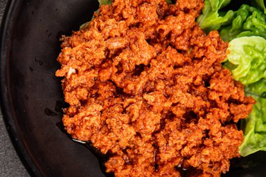 Ton balığı soslu balık konservesi taze lezzetli gurme yemek arkaplanı masanın üstünde rustik gıda fotokopi alanı keto ve paleo diyet vejetaryen diyeti.