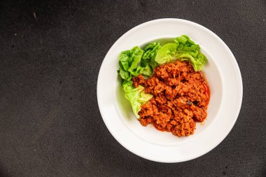 Ton balığı soslu balık konservesi taze lezzetli gurme yemek arkaplanı masanın üstünde rustik gıda fotokopi alanı keto ve paleo diyet vejetaryen diyeti.