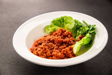 Ton balığı soslu balık konservesi taze lezzetli gurme yemek arkaplanı masanın üstünde rustik gıda fotokopi alanı keto ve paleo diyet vejetaryen diyeti.