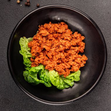 Ton balığı soslu balık konservesi taze lezzetli gurme yemek arkaplanı masanın üstünde rustik gıda fotokopi alanı keto ve paleo diyet vejetaryen diyeti.