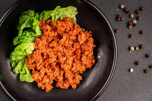 Ton balığı soslu balık konservesi taze lezzetli gurme yemek arkaplanı masanın üstünde rustik gıda fotokopi alanı keto ve paleo diyet vejetaryen diyeti.