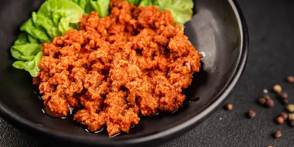 Ton balığı soslu balık konservesi taze lezzetli gurme yemek arkaplanı masanın üstünde rustik gıda fotokopi alanı keto ve paleo diyet vejetaryen diyeti.