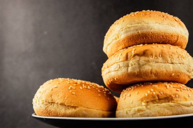 Bun burger kabarık yumuşak çörekler taze lezzetli gurme yemekleri pişiriyor masanın üstünde rustik yiyecekler üst görünümde fotokopi alanı