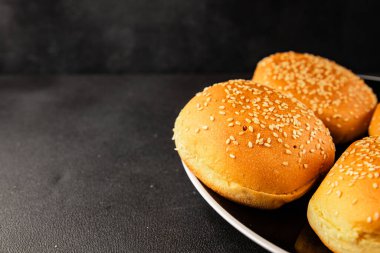 Bun burger kabarık yumuşak çörekler taze lezzetli gurme yemekleri pişiriyor masanın üstünde rustik yiyecekler üst görünümde fotokopi alanı
