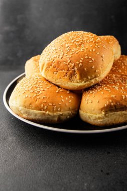 Bun burger kabarık yumuşak çörekler taze lezzetli gurme yemekleri pişiriyor masanın üstünde rustik yiyecekler üst görünümde fotokopi alanı