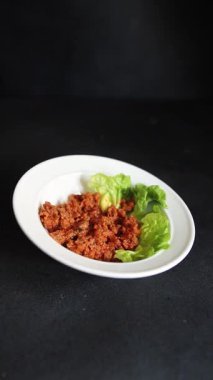 Ton balığı soslu balık konservesi taze lezzetli gurme yemek arkaplanı masanın üstünde rustik gıda fotokopi alanı keto ve paleo diyet vejetaryen diyeti.