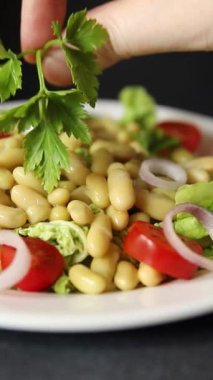 Fasulye salatası yeşil yaprak marul, domates, soğan tabağı taze lezzetli gurme yemek arkaplan masa üzerinde rustik gıda üst görünüm fotokopi alanı keto ve paleo diyet vegan ve vejetaryen gıda