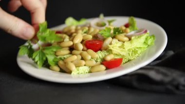 Fasulye salatası yeşil yaprak marul, domates, soğan tabağı taze lezzetli gurme yemek arkaplan masa üzerinde rustik gıda üst görünüm fotokopi alanı keto ve paleo diyet vegan ve vejetaryen gıda