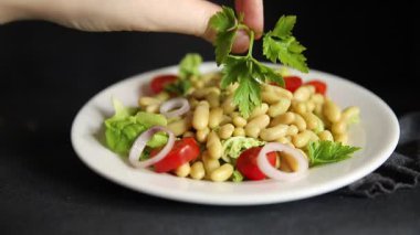 Fasulye salatası yeşil yaprak marul, domates, soğan tabağı taze lezzetli gurme yemek arkaplan masa üzerinde rustik gıda üst görünüm fotokopi alanı keto ve paleo diyet vegan ve vejetaryen gıda