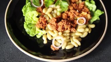 Fasulye salatası ton balığı konservesi taze lezzetli gurme yemek arkaplanı masaya rustik yemek fotokopi alanı keto ve paleo diyet vejetaryen diyeti