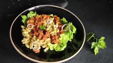 Fasulye salatası ton balığı konservesi taze lezzetli gurme yemek arkaplanı masaya rustik yemek fotokopi alanı keto ve paleo diyet vejetaryen diyeti