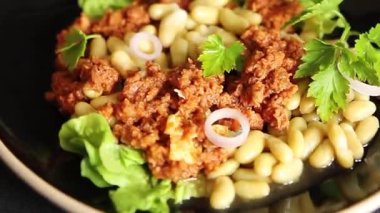 Fasulye salatası ton balığı konservesi taze lezzetli gurme yemek arkaplanı masaya rustik yemek fotokopi alanı keto ve paleo diyet vejetaryen diyeti