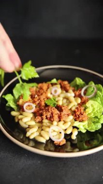 Fasulye salatası ton balığı konservesi taze lezzetli gurme yemek arkaplanı masaya rustik yemek fotokopi alanı keto ve paleo diyet vejetaryen diyeti