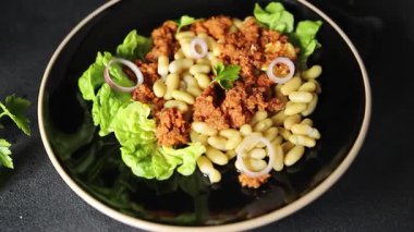Fasulye salatası ton balığı konservesi taze lezzetli gurme yemek arkaplanı masaya rustik yemek fotokopi alanı keto ve paleo diyet vejetaryen diyeti