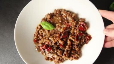 Mercimek tabağı sebzeleri ve kavrulmuş biberler lezzetli sebzeler taze vejetaryen ve vejetaryen yemek arka planı masanın üstünde rustik yiyecekler fotokopi alanı keto ve paleo diyeti