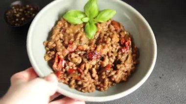 Mercimek tabağı sebzeleri ve kavrulmuş biberler lezzetli sebzeler taze vejetaryen ve vejetaryen yemek arka planı masanın üstünde rustik yiyecekler fotokopi alanı keto ve paleo diyeti