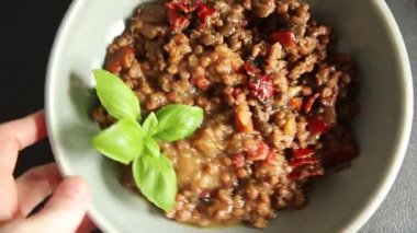 Mercimek tabağı sebzeleri ve kavrulmuş biberler lezzetli sebzeler taze vejetaryen ve vejetaryen yemek arka planı masanın üstünde rustik yiyecekler fotokopi alanı keto ve paleo diyeti