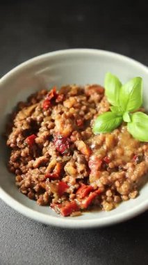 Mercimek tabağı sebzeleri ve kavrulmuş biberler lezzetli sebzeler taze vejetaryen ve vejetaryen yemek arka planı masanın üstünde rustik yiyecekler fotokopi alanı keto ve paleo diyeti