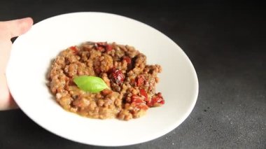 Mercimek tabağı sebzeleri ve kavrulmuş biberler lezzetli sebzeler taze vejetaryen ve vejetaryen yemek arka planı masanın üstünde rustik yiyecekler fotokopi alanı keto ve paleo diyeti