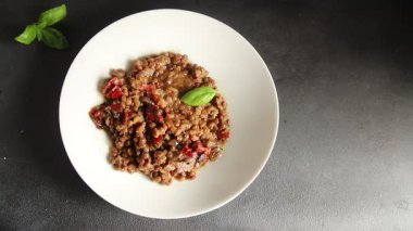 Mercimek tabağı sebzeleri ve kavrulmuş biberler lezzetli sebzeler taze vejetaryen ve vejetaryen yemek arka planı masanın üstünde rustik yiyecekler fotokopi alanı keto ve paleo diyeti