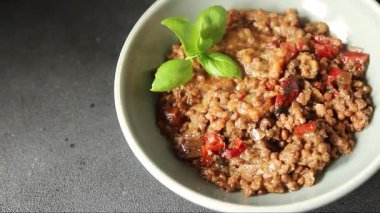 Mercimek tabağı sebzeleri ve kavrulmuş biberler lezzetli sebzeler taze vejetaryen ve vejetaryen yemek arka planı masanın üstünde rustik yiyecekler fotokopi alanı keto ve paleo diyeti